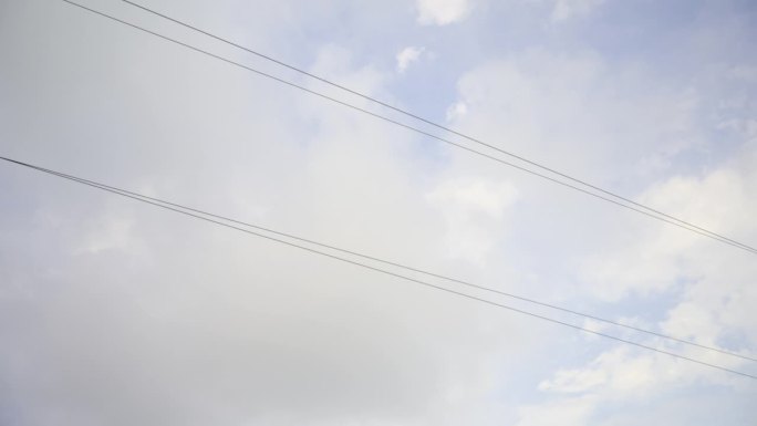 一个大型电塔，电缆横跨蓝天白云