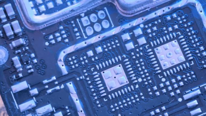 微芯片和微处理器，俯视图。电脑电脑芯片蓝光近照