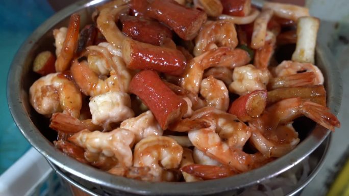 泰国餐馆街头小吃中的蟹条、贻贝、鱿鱼、鸡蛋、虾、对虾等很多加工和烹饪牡蛎煎蛋卷的食材。