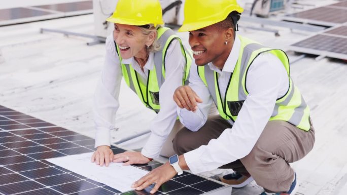 图纸、太阳能板或工程人员规划施工或光伏屋顶检查。黑人，可再生能源或电工团队在屋顶上谈论或工作电力项目