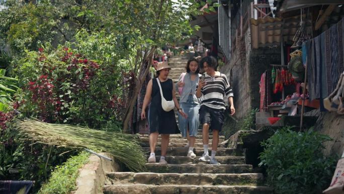 一群游客漫步在越南的文化之城