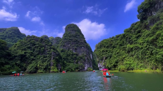 越南的庄安河、宁明和白定山距离河内只有3小时的车程。美丽蜿蜒的河流和高耸的高山。船穿过河中的洞穴