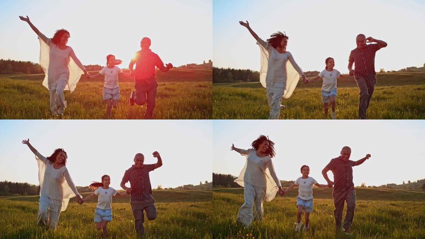 夕阳西下，一对夫妇和他们的女儿在草地上欢笑奔跑
