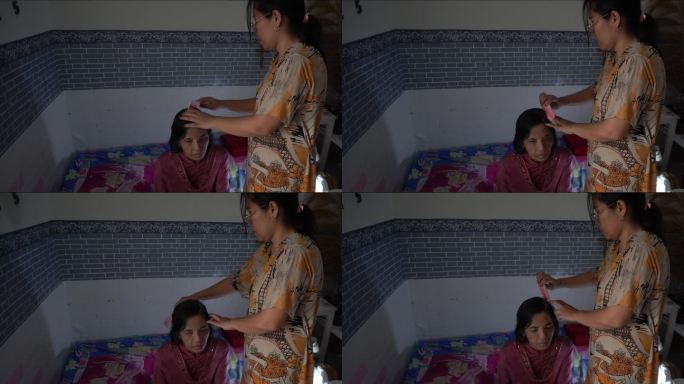 儿媳帮患有白内障和精神疾病的老婆婆梳头