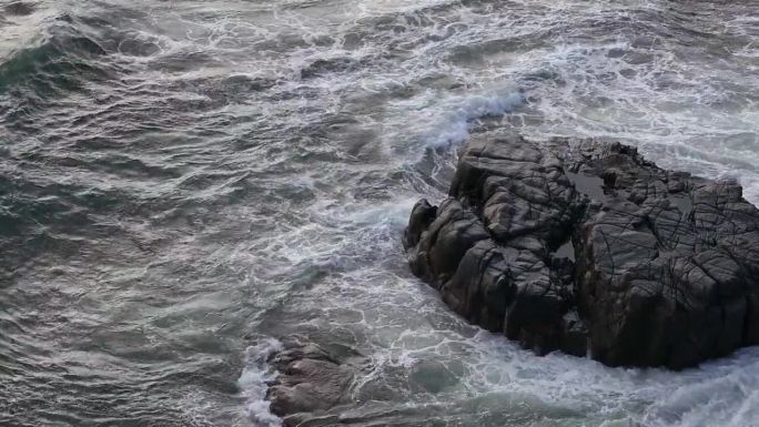海浪冲击着海边的岩石