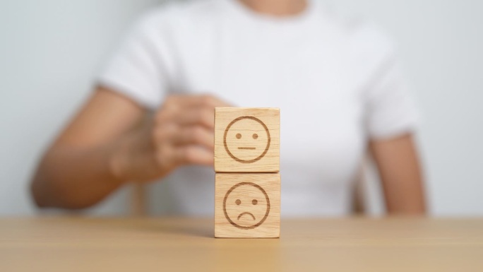 从情感块中手动选择笑脸，用于客户评论、良好体验、积极反馈、满意度、调查、评价、评估、心情和世界心理卫