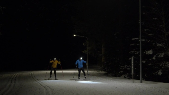 晚上带着大灯越野滑雪