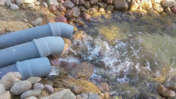 一股污水从塑料下水管道流入河里