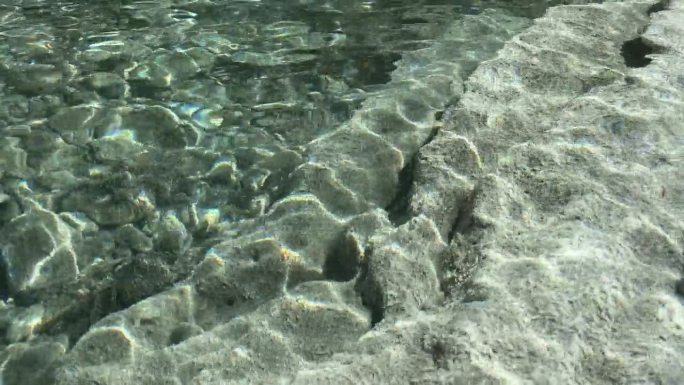 透明的流水，大圆石，石头，卵石在底部。