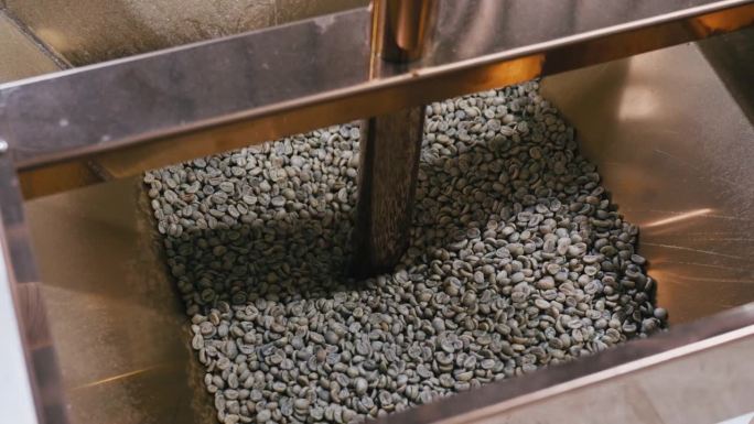 咖啡烘焙机用咖啡豆在烘焙工坊，由专业的中小工厂、小型企业经营咖啡行业。
