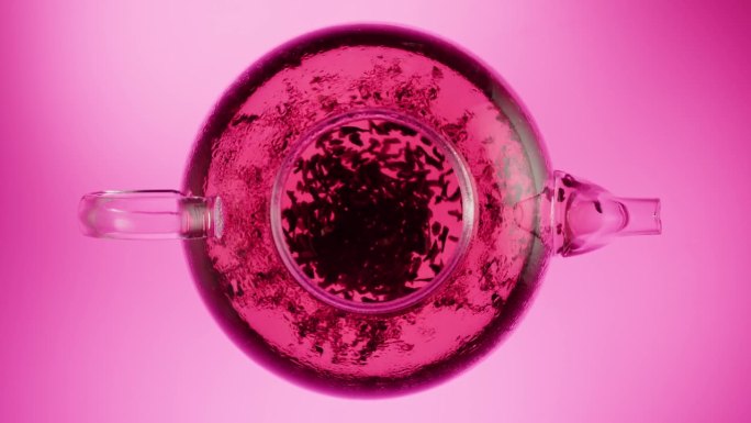 红玫瑰非洲果茶俯视图。现煮的粉红色背景木槿茶，健康的早晨，排毒饮料。