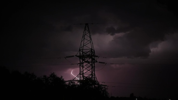 高压电力线在强雷暴和闪电时。