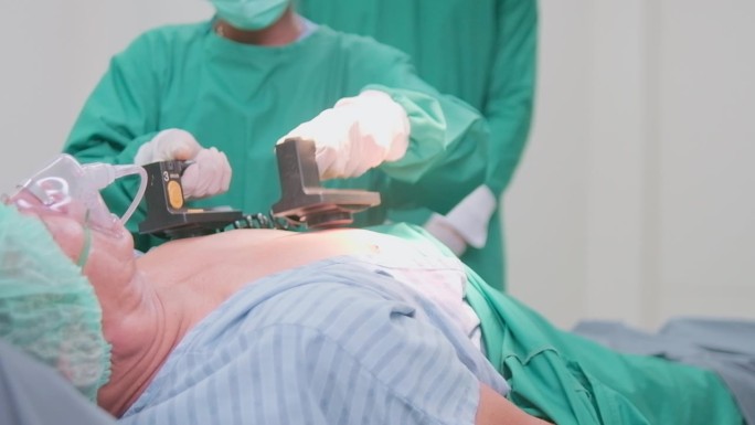 医生团队在急诊室为病人的生命安全进行除颤器除颤。
