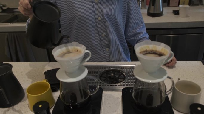 咖啡师将热水倒入咖啡滴滤