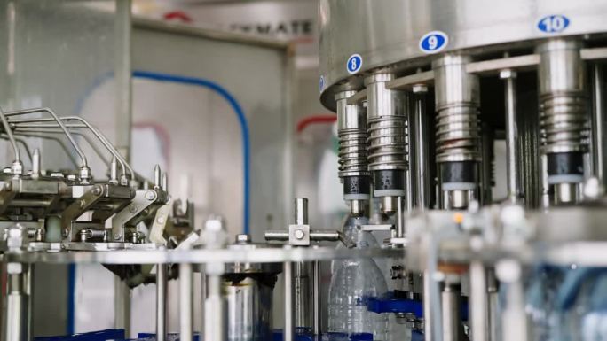 该瓶装水灌装机提供自动化程度高，操作方便，运行稳定，能有效节约企业成本，提高生产效率。