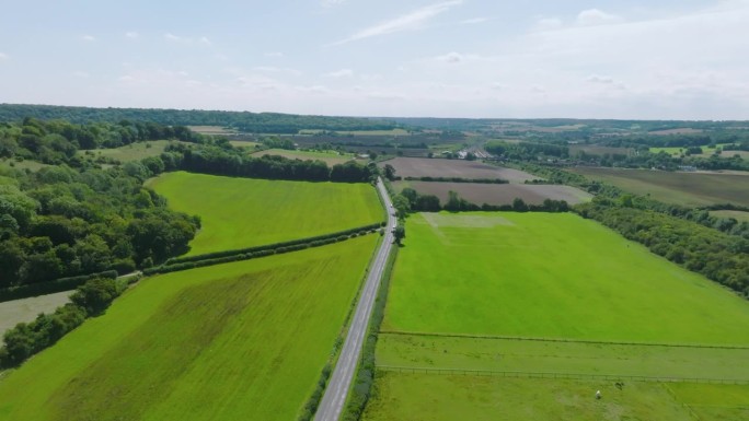 无人机拍摄的英格兰米德兰兹郊区的乡村道路