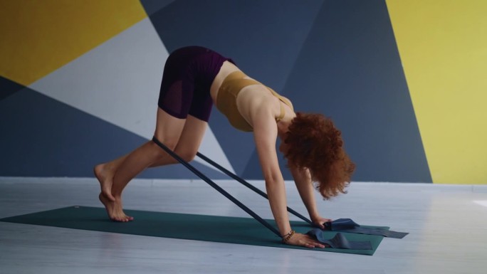 女运动员在瑜伽馆独自训练，女运动员为了好身材做运动