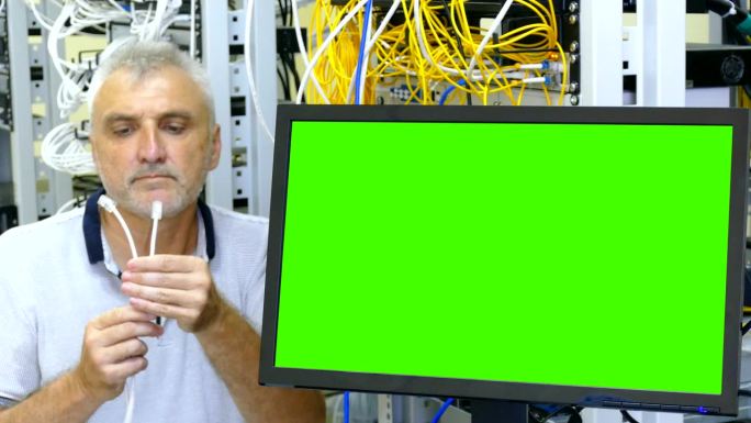 服务器计算机监视器和技术员带网线(绿屏)