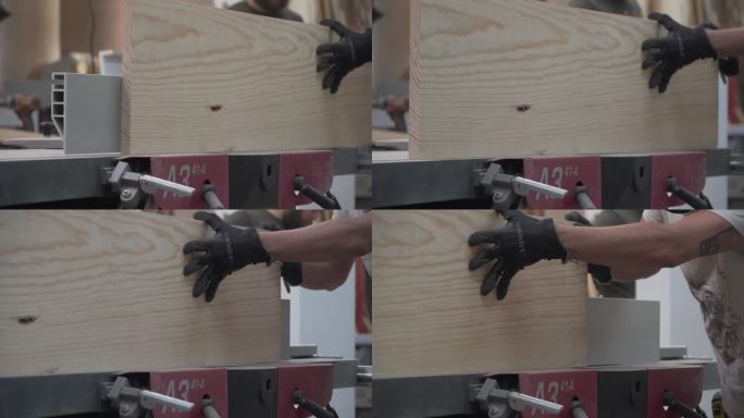 木雕工用凿子加工核桃木板。工匠在制作家具