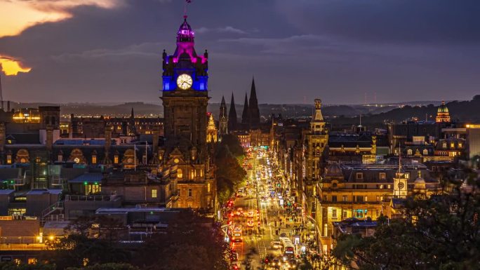 英国苏格兰，卡尔顿山，圣玛丽主教座堂，黄昏时分，爱丁堡城，钟楼和旅游的延时鸟瞰图