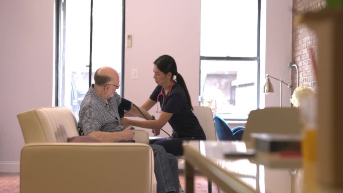 护士在家给一位老人量血压——家庭健康护理检查