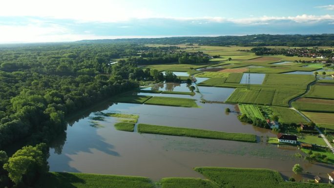 斯洛文尼亚白天暴雨导致农田被空中淹没