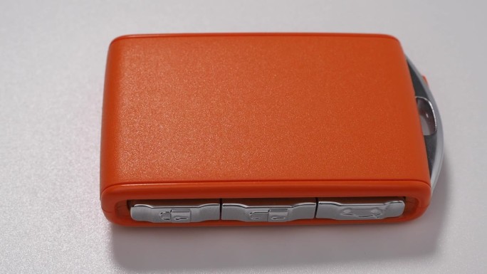 现代无线橙色汽车点火钥匙在一个白色的背景。