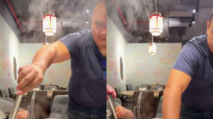 男人在做中国火锅汤