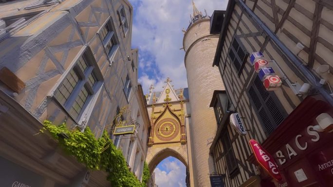 法国欧塞尔的钟楼。市中心一条令人惊叹的街道，展示了这座城市丰富的历史和法国遗产。街道上有古老的传统法
