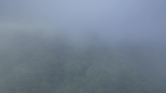 鸟瞰印尼火山岛上空漂浮的云