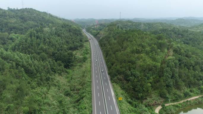 广东高速公路山区高速车流醉美乡村稻田