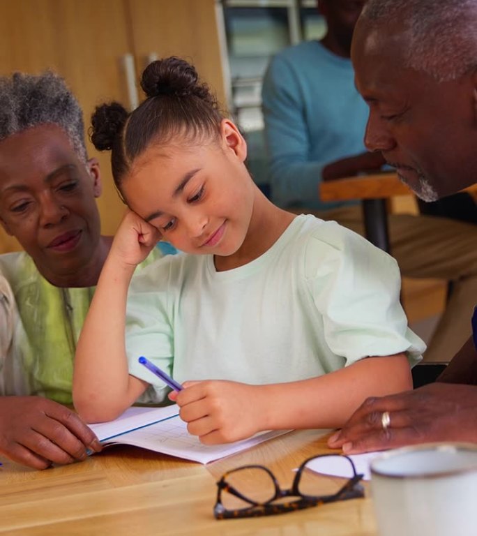 垂直视频多代家庭与祖父母帮助孙女做作业