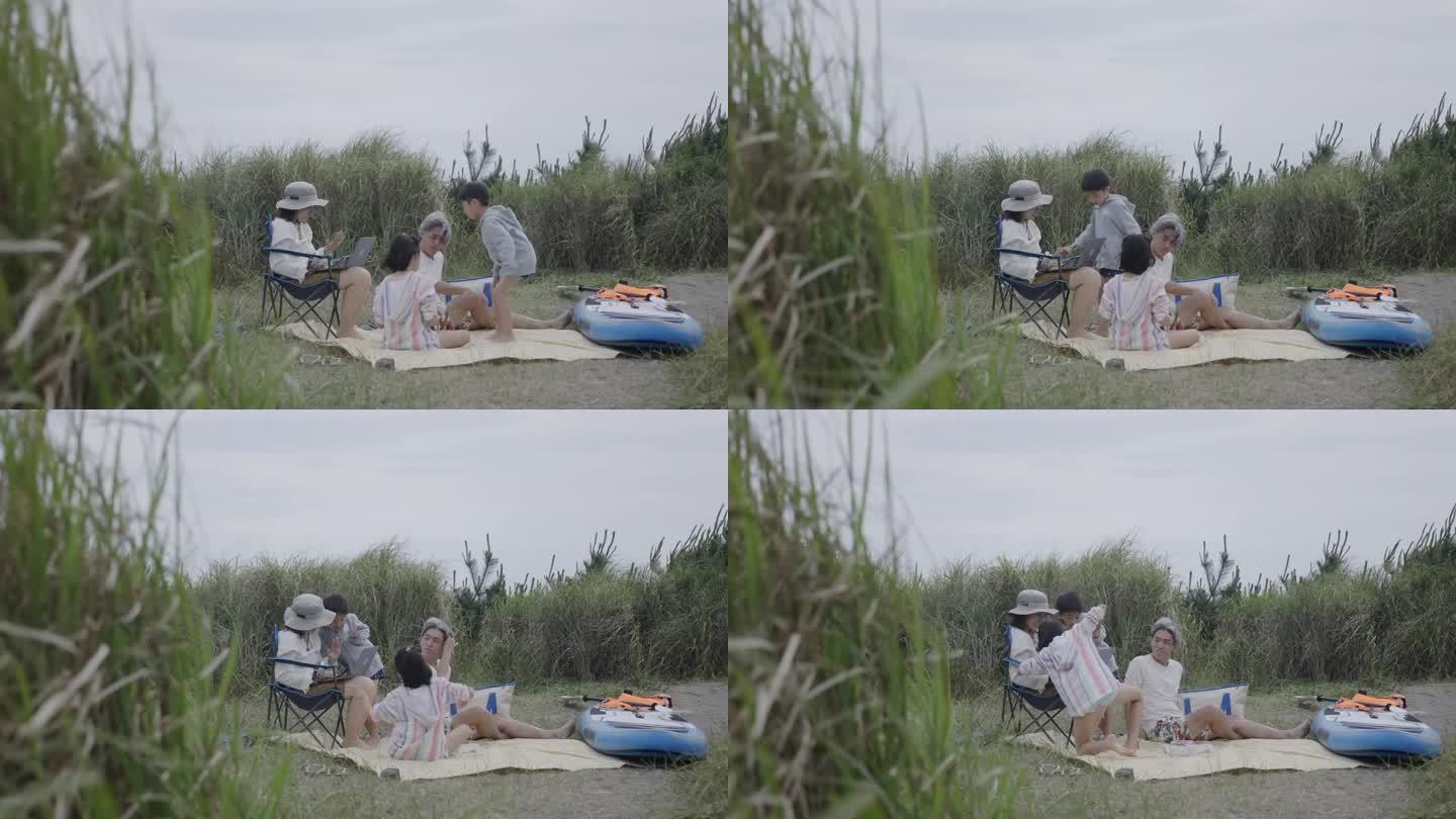 一个日本家庭在海滩上一起打视频电话