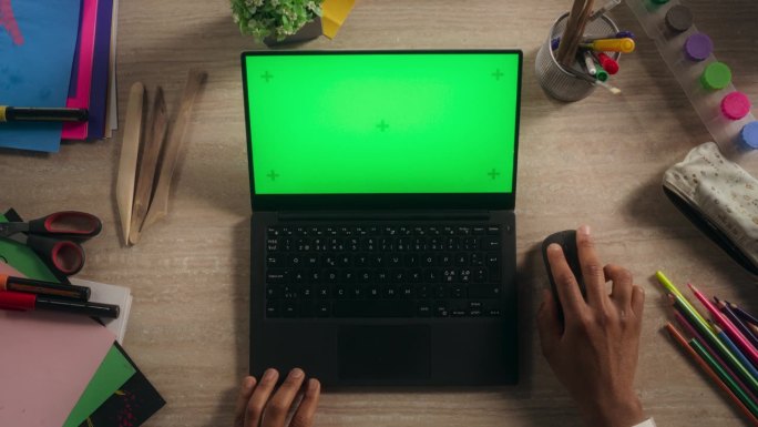 匿名非洲设计师在笔记本电脑上打字，模拟绿屏Chromakey显示。黑色插画师使用计算机，工作在一个数