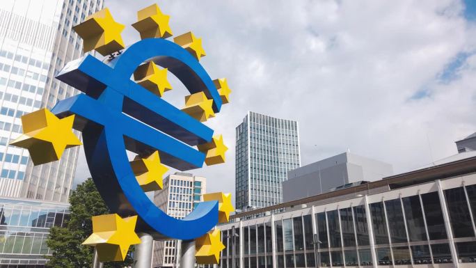 德国法兰克福欧洲中央银行前的欧元标志雕塑。
