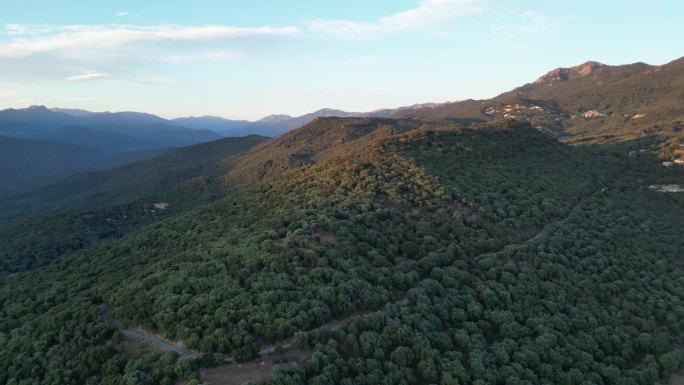 科西嘉岛索拉卡罗村周围的群山