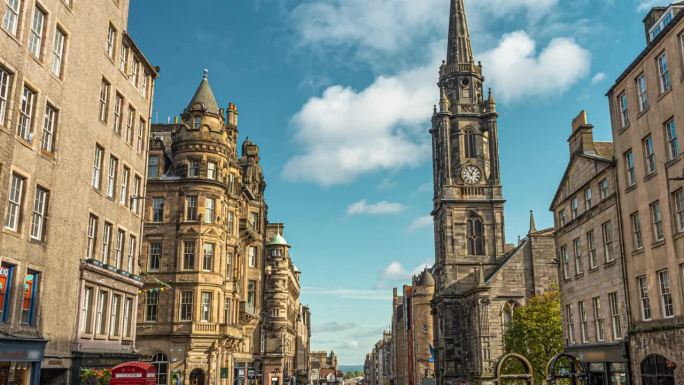 英国苏格兰爱丁堡老城，拥挤的通勤者和游客在大街上行走和旅行的时间流逝