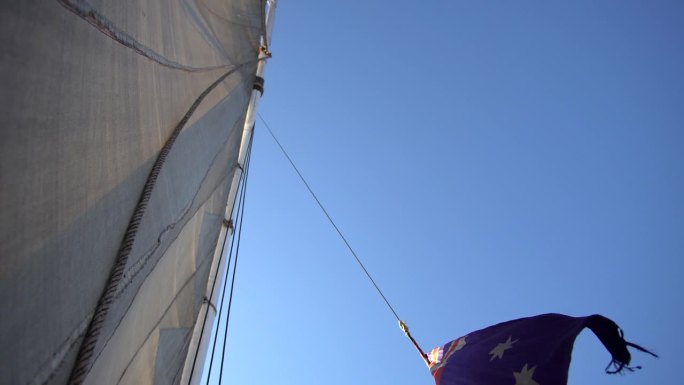 在尼罗河上巡航，在埃及的阿萨旺，在小帆船上航行，风和天空4k
