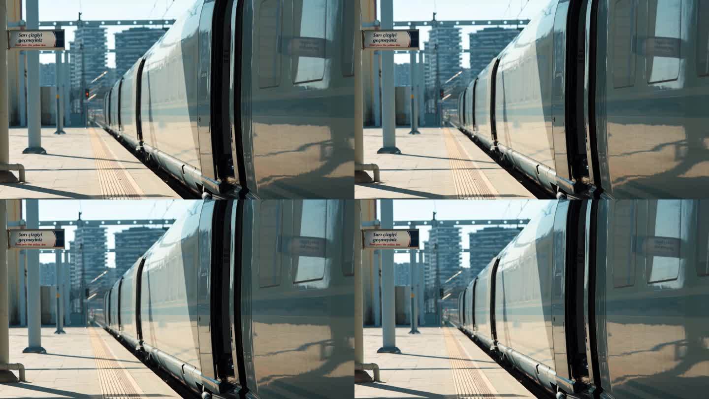 4K画面显示，一列旅客列车在车站等待出发，车门打开。铁路平台在阳光明媚的白天股票视频。