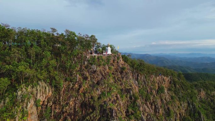 崖边之旅全景宝塔远景。