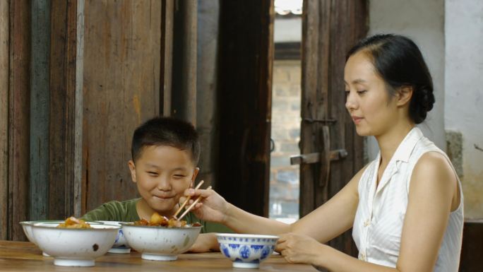 80年代 母亲给孩子喂饭 夹菜