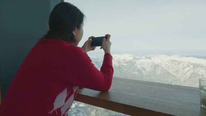 东南亚游客在楚格峰拍照