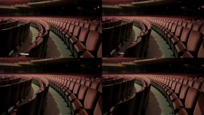 空旷的剧院，舒适的红椅子，黑暗剧院的电影院座位。广角镜头