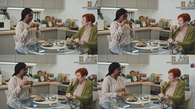 两个女人在厨房喝茶聊天