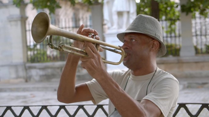 一个成熟的男人在古巴哈瓦那街头吹小号