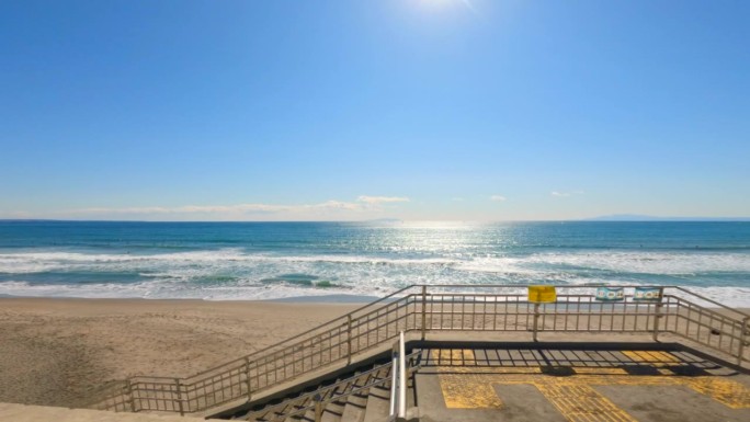 有太阳的海边路。海岸线上的海景。海滩上的人们。慢动作