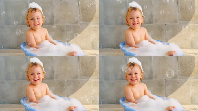 快乐开朗的2岁男孩有洗澡的时间，写真拍，慢动作