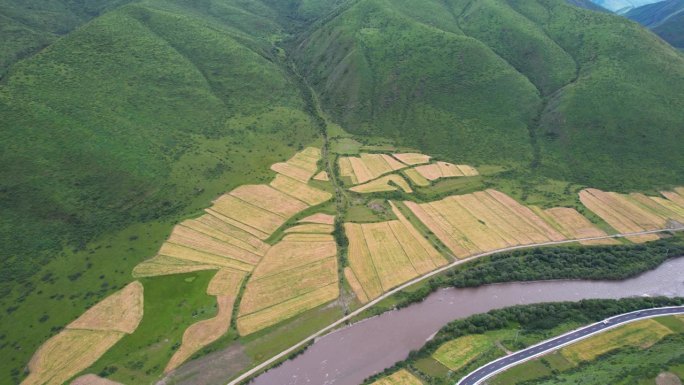 空中倾斜的乡村景观在阿坝，中国四川省