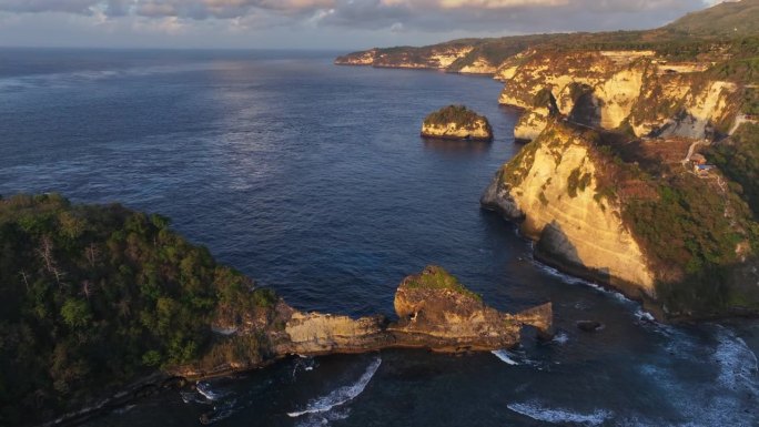 印度尼西亚钻石海滩旅游目的地的热带岛屿和夏季海滩的无人机航拍视图。湛蓝清澈的海水和洁白的沙滩。