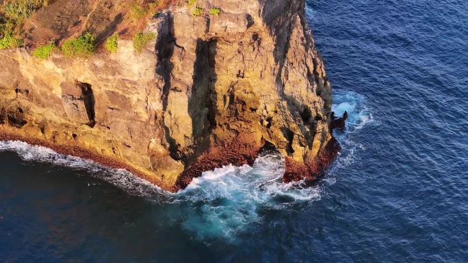鸟瞰特写镜头，海浪冲击着印尼巴厘岛努沙佩尼达岛沿岸的岩石